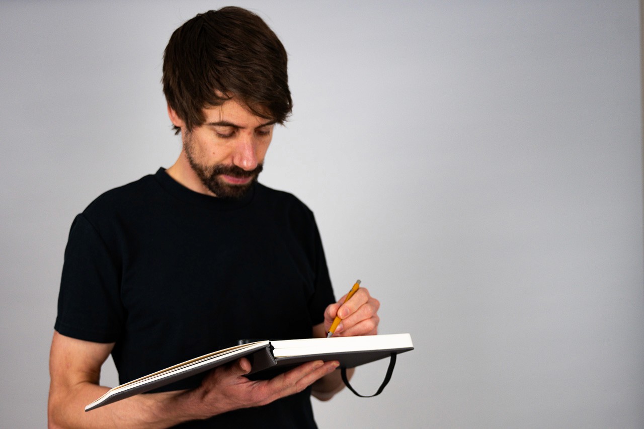 Ein Designer skizziert Ideen in einem Skizzenbuch