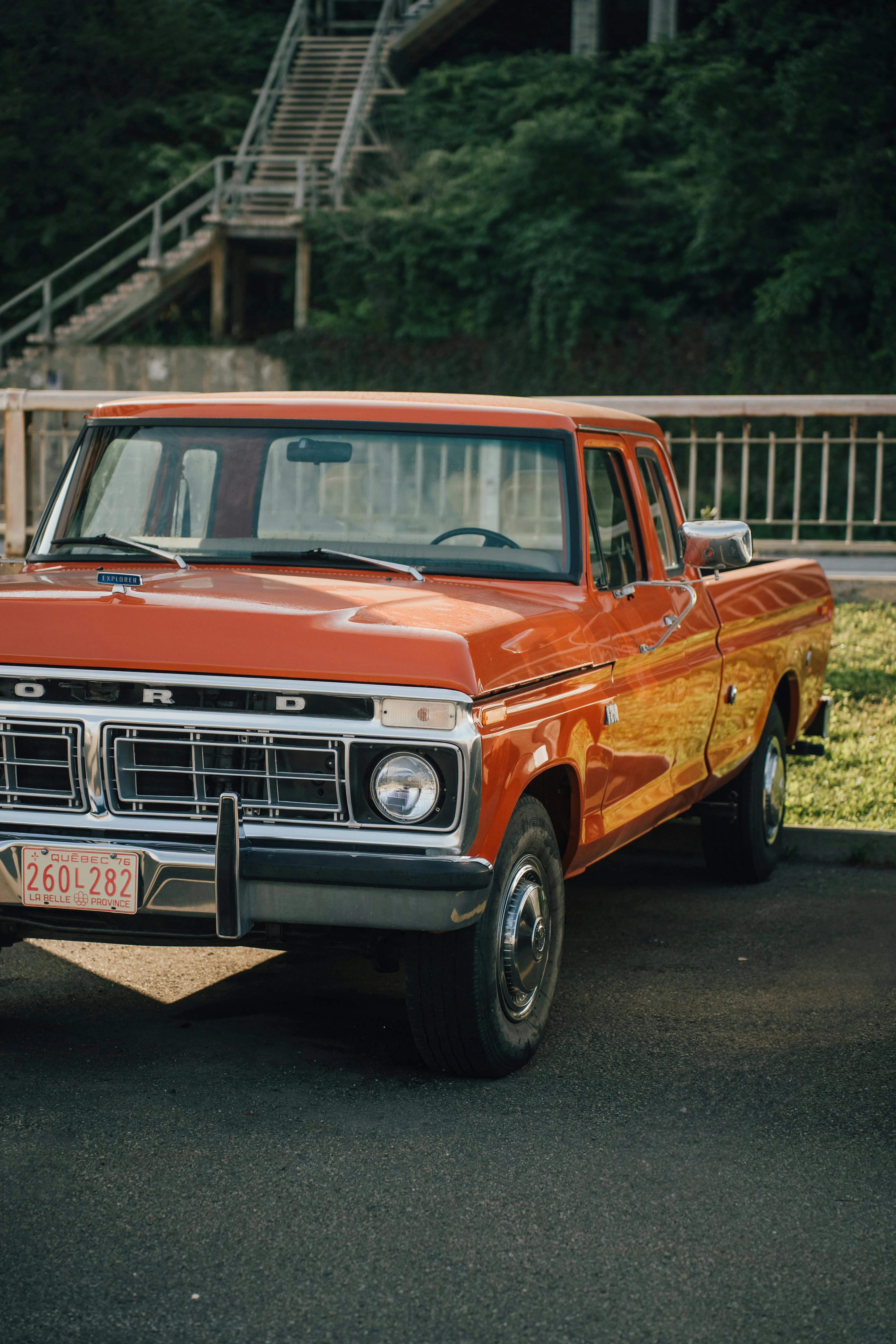Un pick-up américain vintage garé au soleil, incarnation du charme rétro et de la robustesse made in USA.