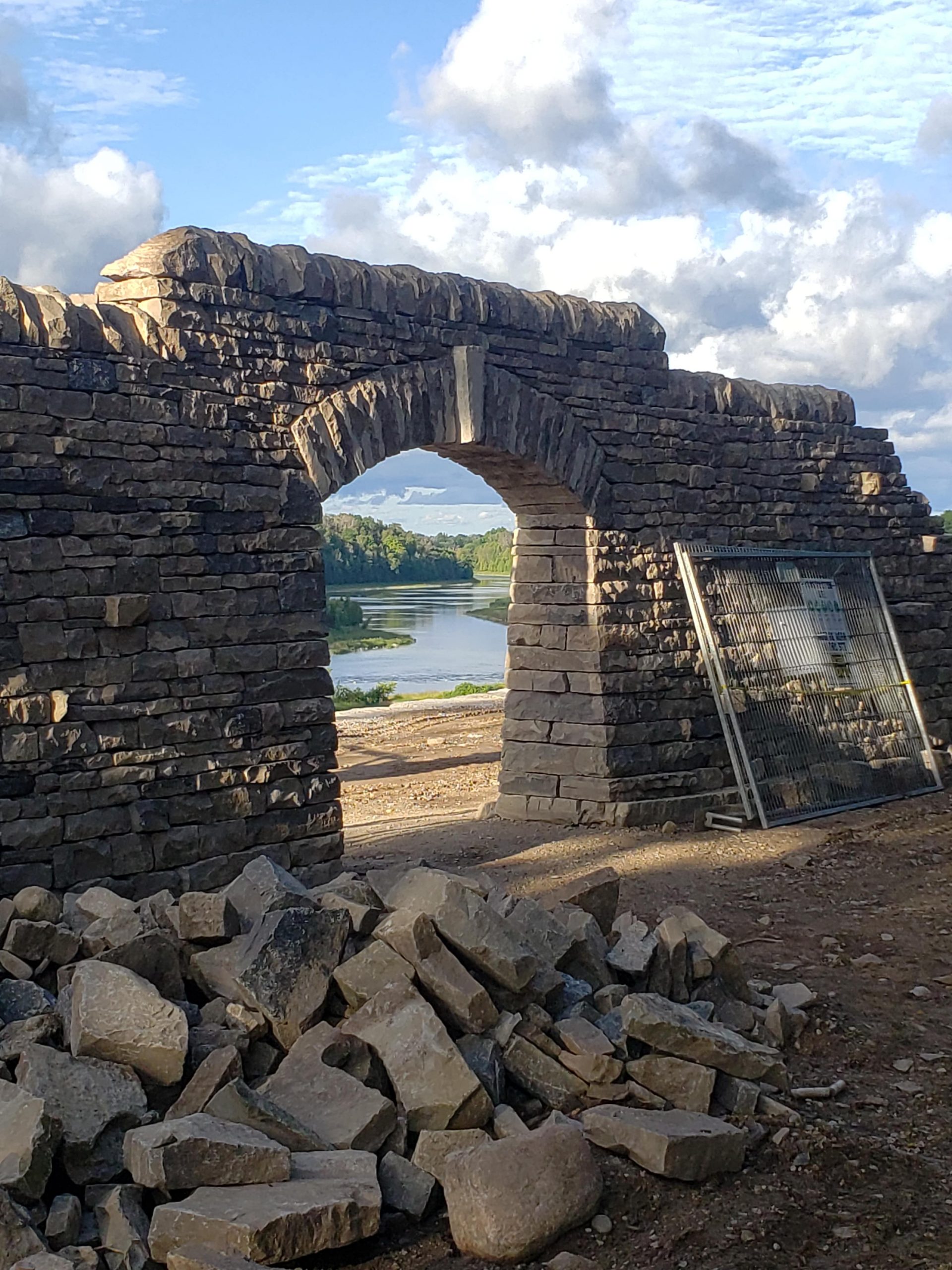 Trockenmauerkunstwerk Torbogen von Dean McLellan