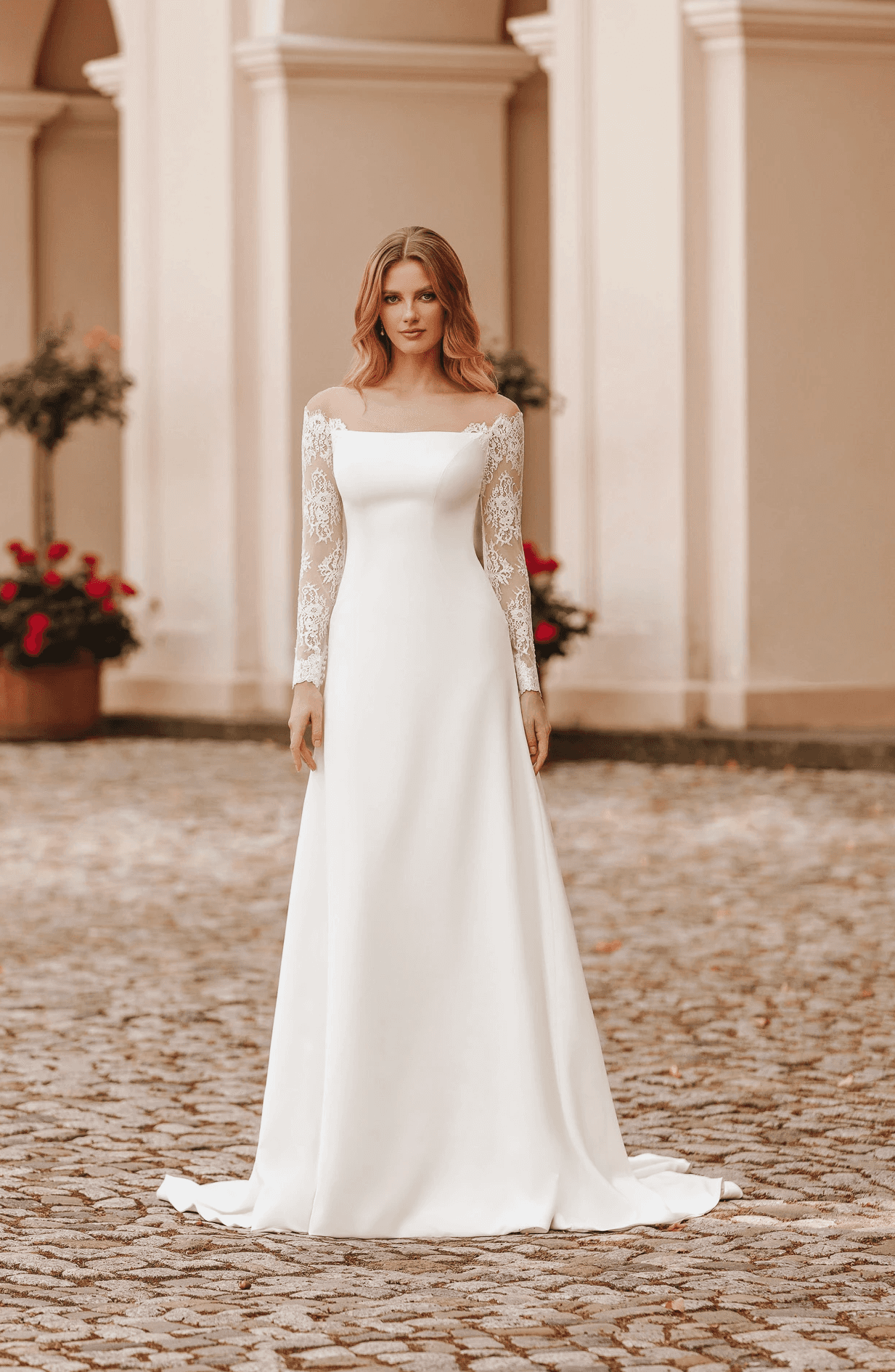 Standesamtkleid mit Carmen-Ausschnitt und Spitzenärmel