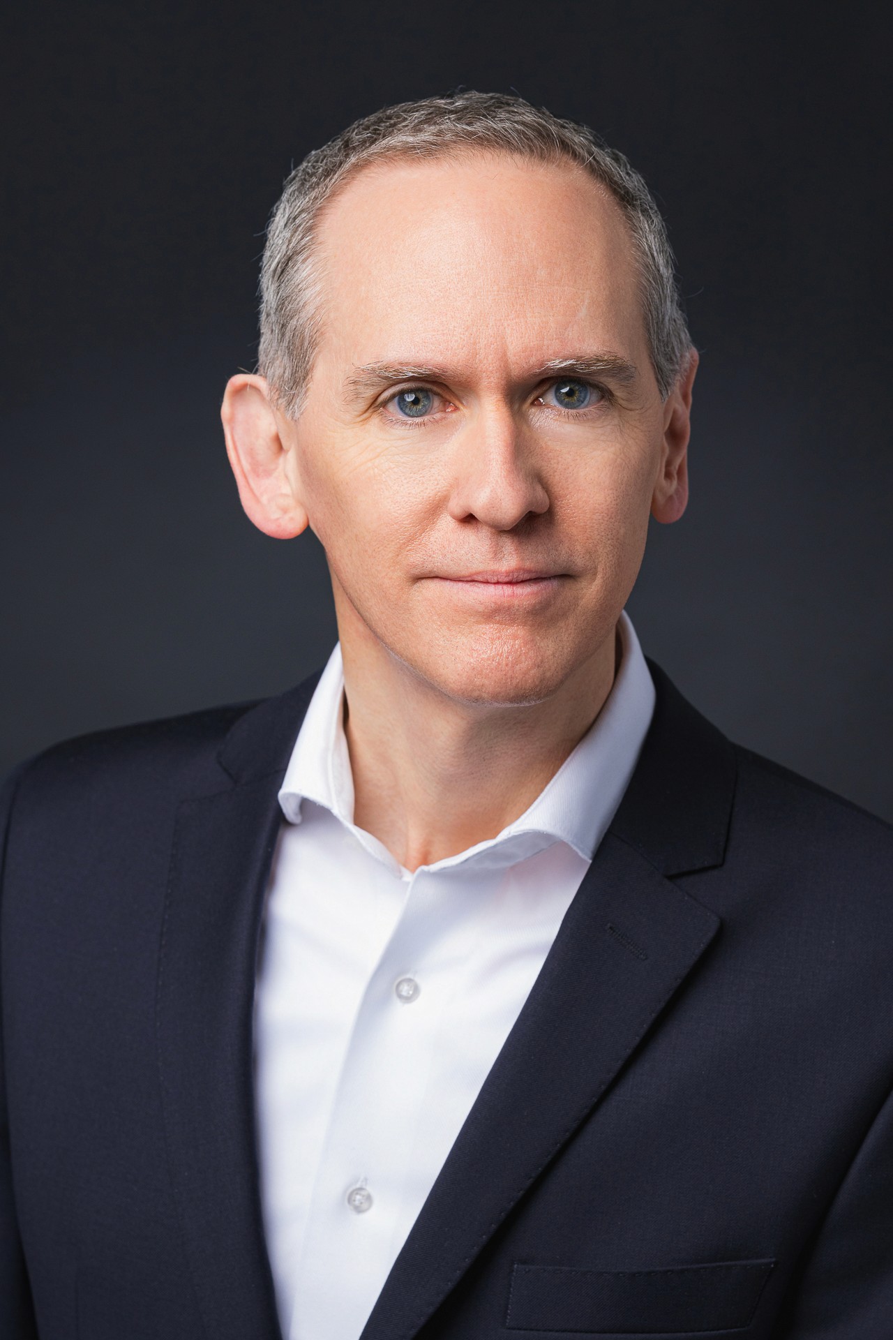 Business Headshot eines Mannes mit direktem Blick, hochwertiges Bewerbungsfoto aus Zürich im Studio