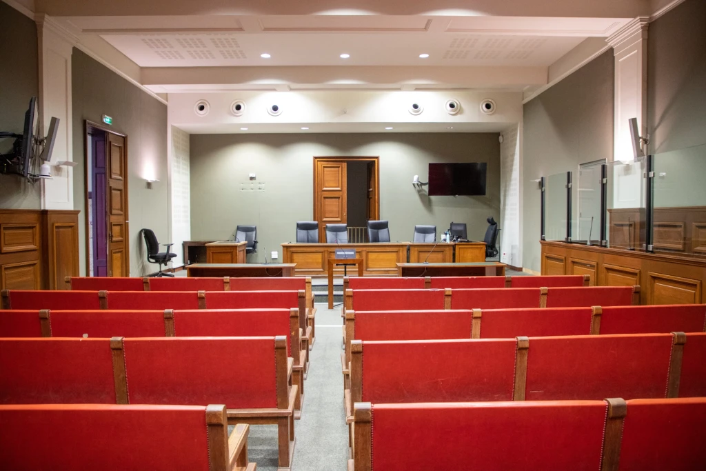 intérieur d'une salle de tribunal
