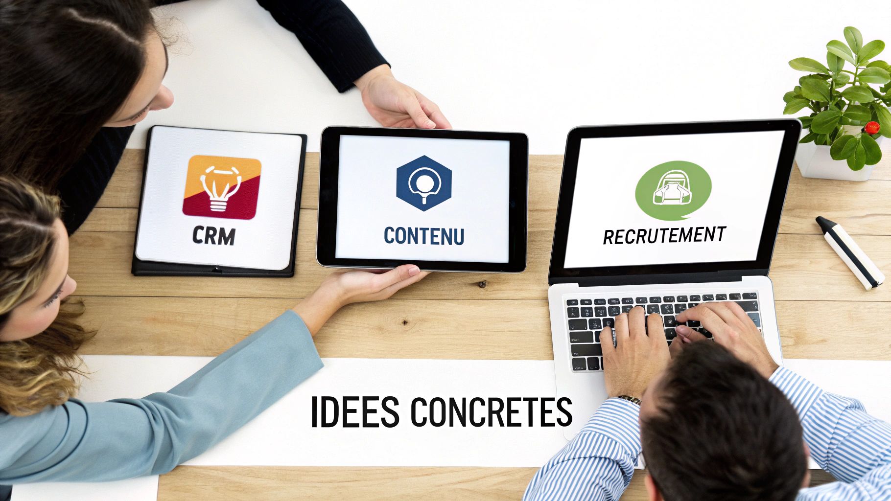 Trois personnes collaborant autour de tablettes montrant CRM, contenu et recrutement sur table en bois