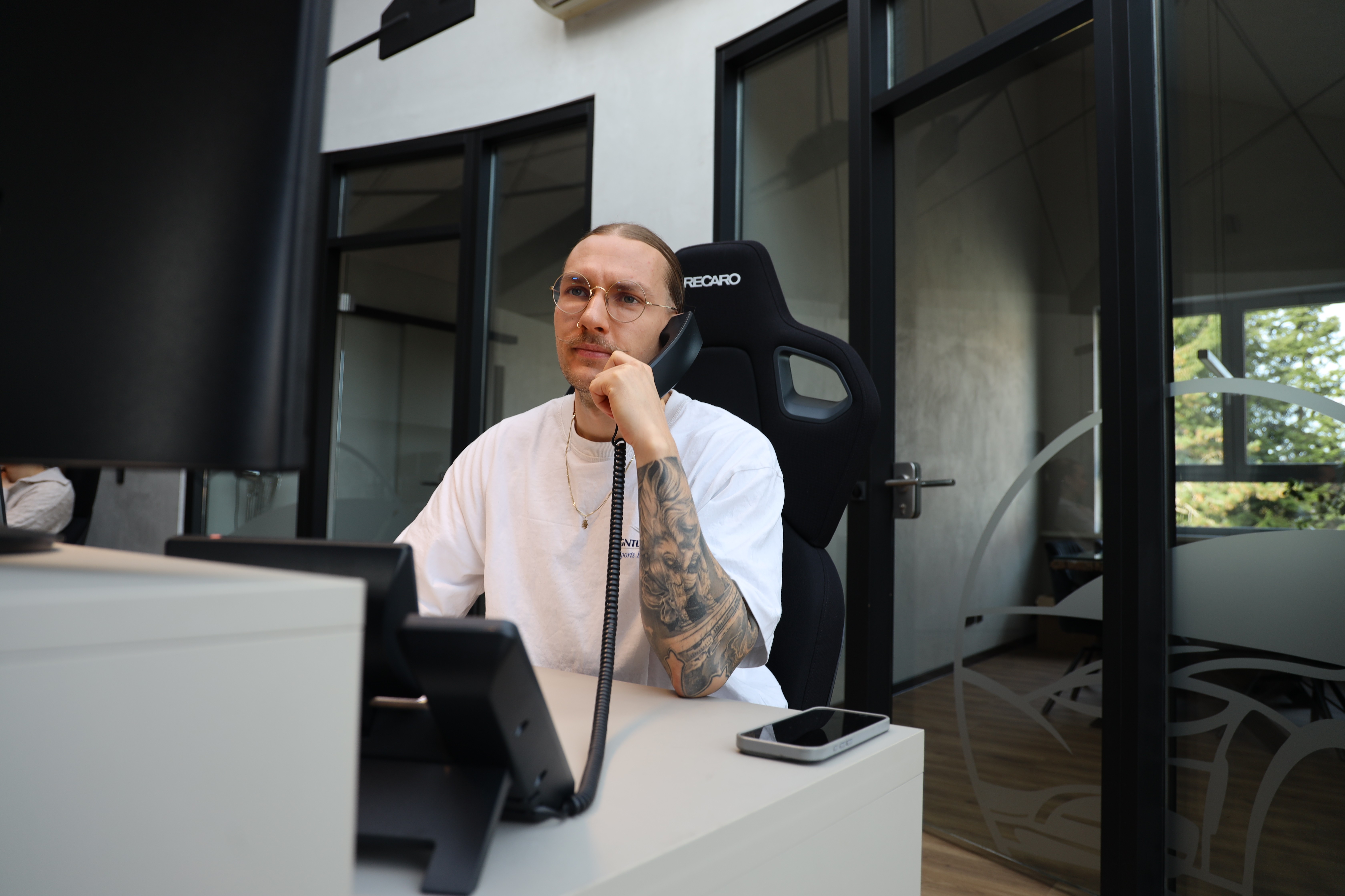 Amadeus Breit vergibt am Telefon Termine für Unfallgutachten im Saarpfalz-Kreis