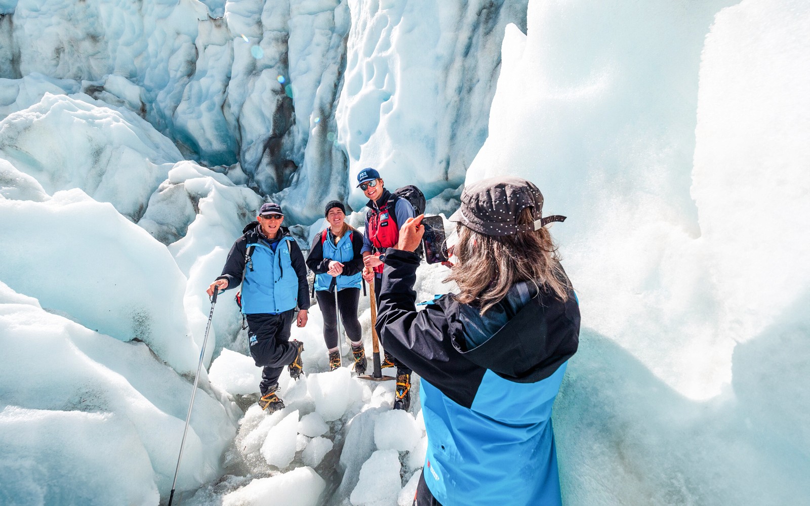 Excursionistas tomando fotos en el Glaciar Fox, Nueva Zelanda.