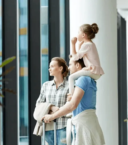 Familie am Flughafen Frankfurt vor dem Fenster