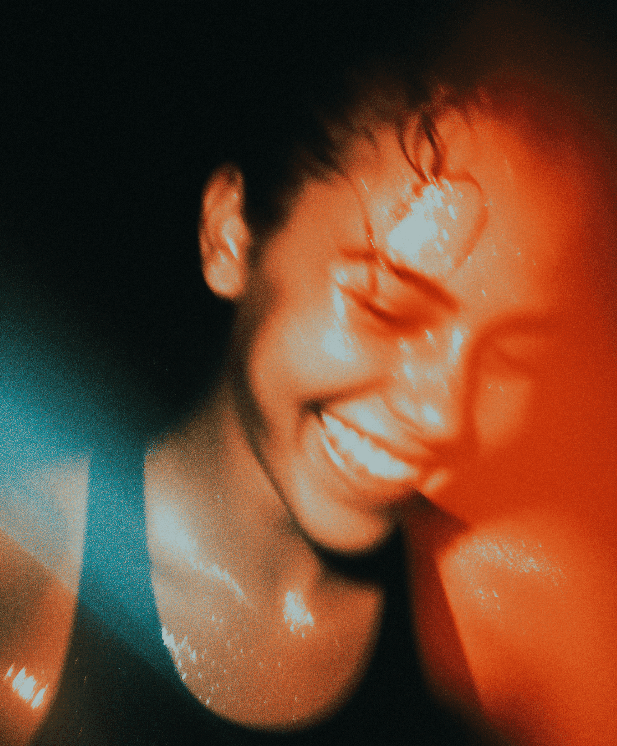 Nærbilde av svett smilende kvinne