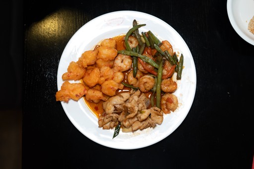 Ein Teller vom Buffet aus dem China Restaurant Lehaha in Hannover