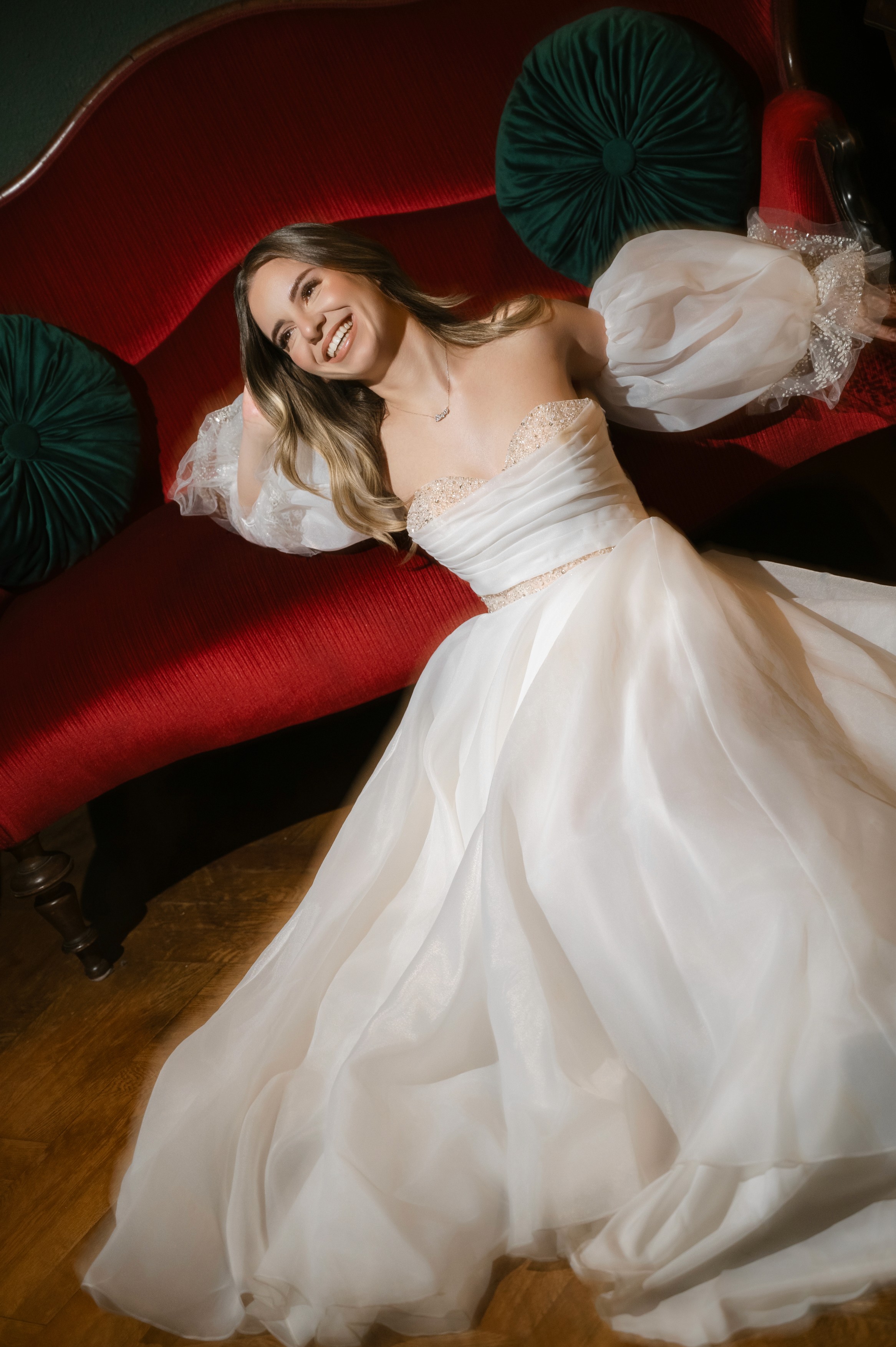 Detaliu rochie mireasă pe fundal roșu, textură și culoare, fotografie artistica nuntă