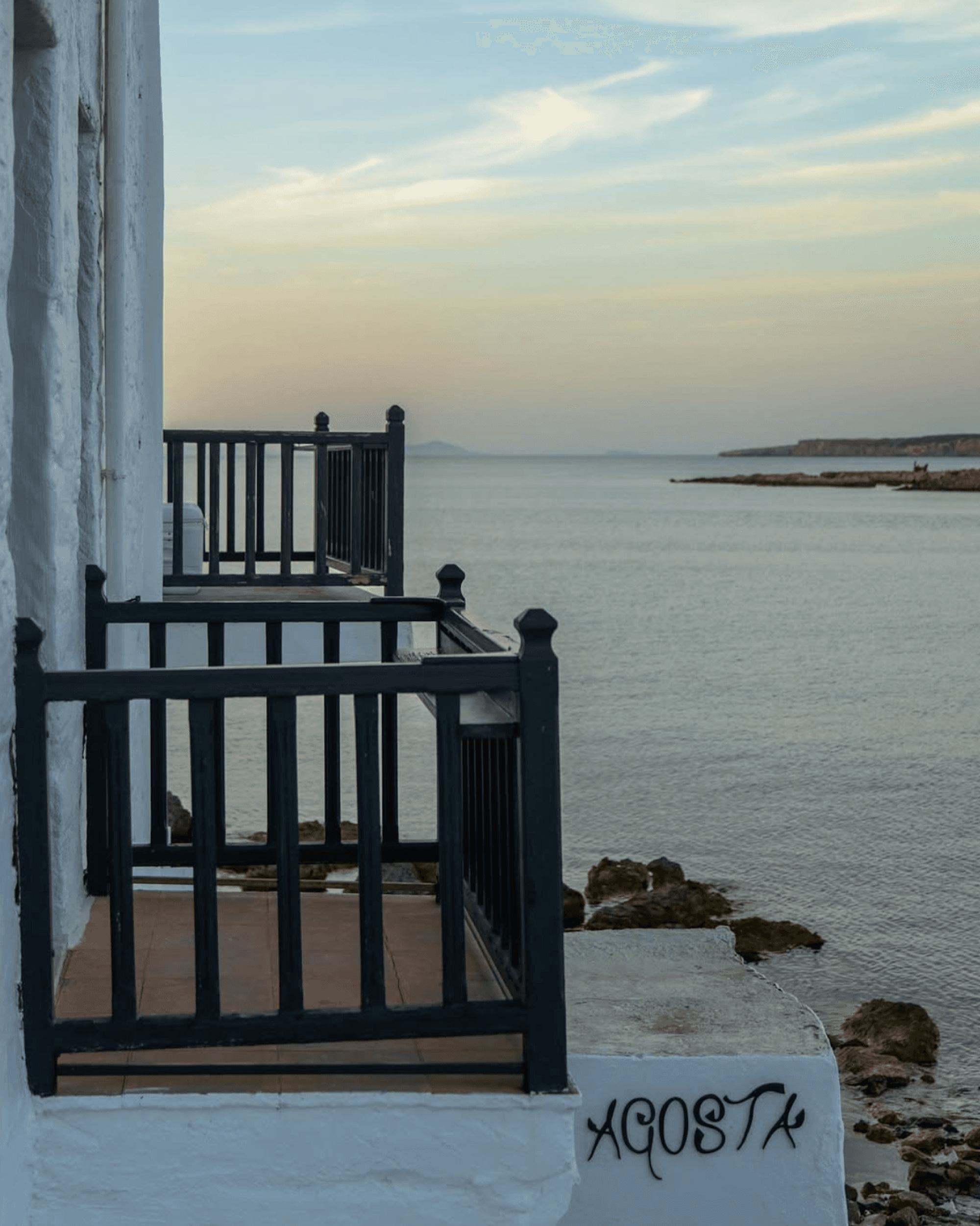 A coffee shop, the sea, and the whitewahed building