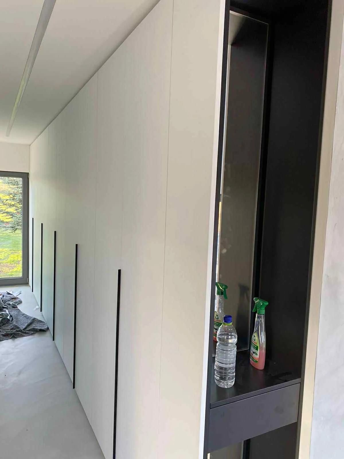 Détail — poignée intégrée sur façade de meuble.