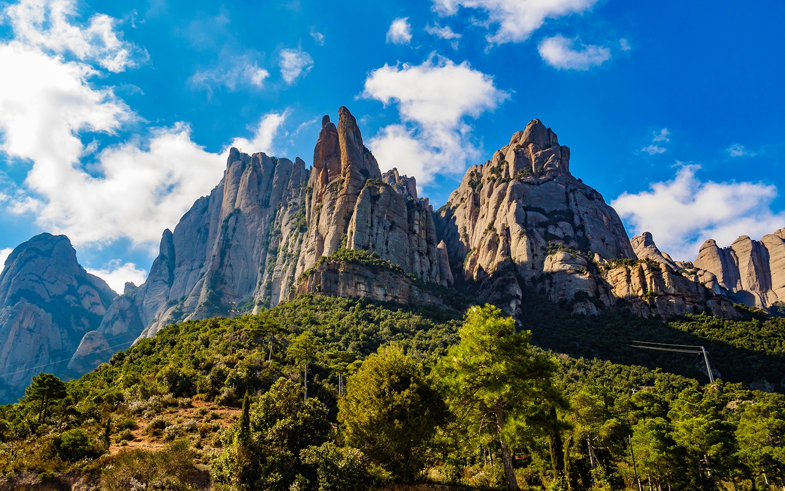 Montserrat hegycsúcsok kék ég alatt Katalóniában, Spanyolországban.