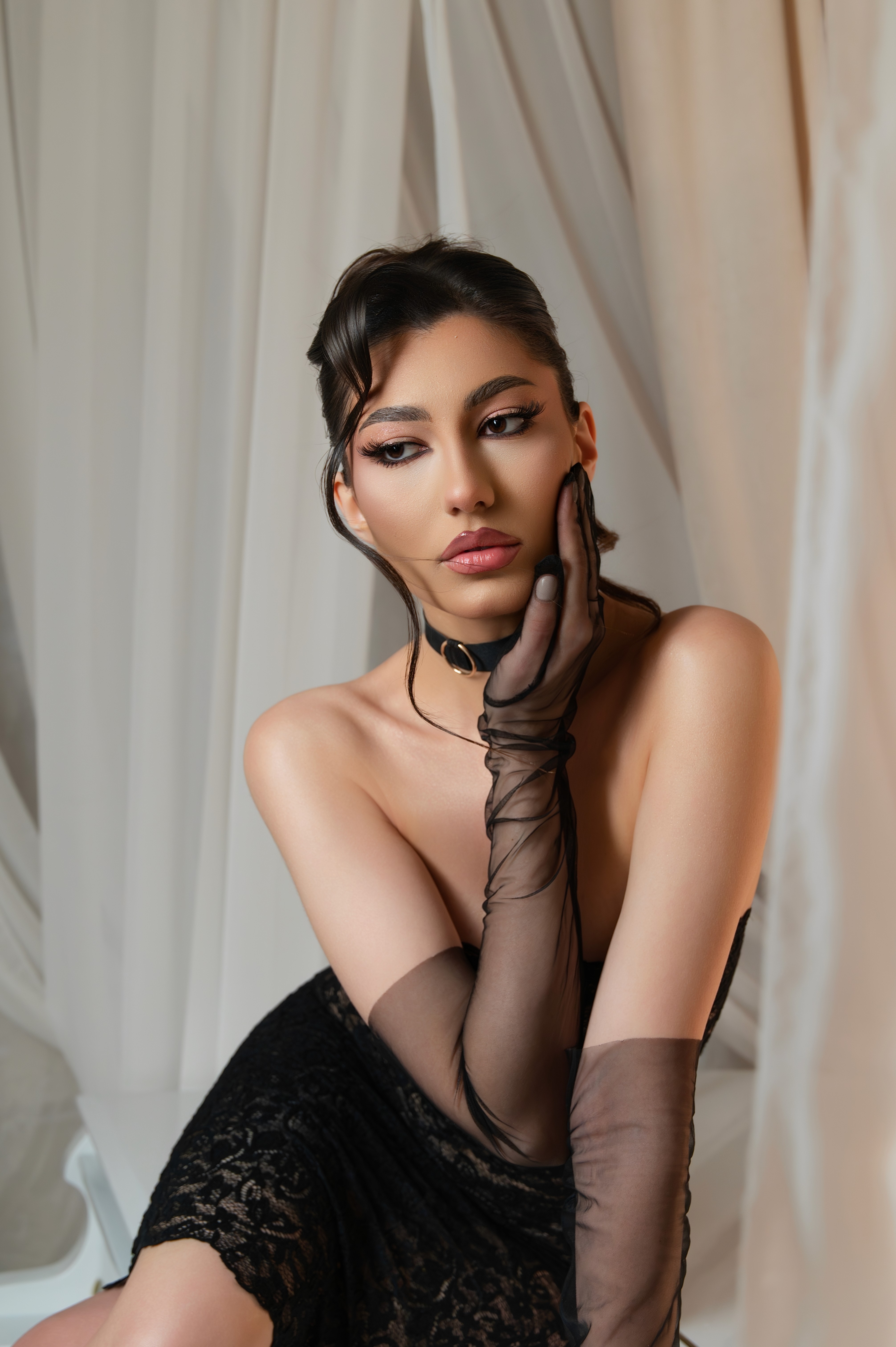 portret mireasă elegant în studio – fotografie de nuntă modernă