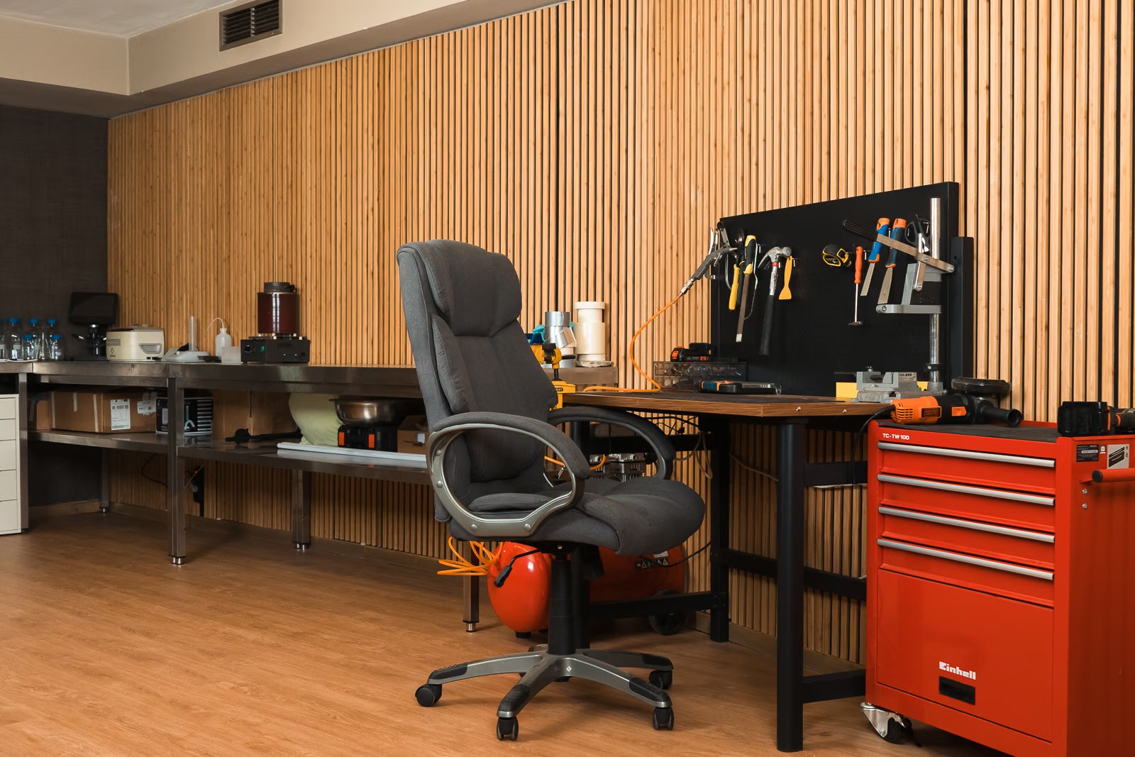 Zona de trabalho com ferramentas especializadas no atelier Patrimonium, Porto