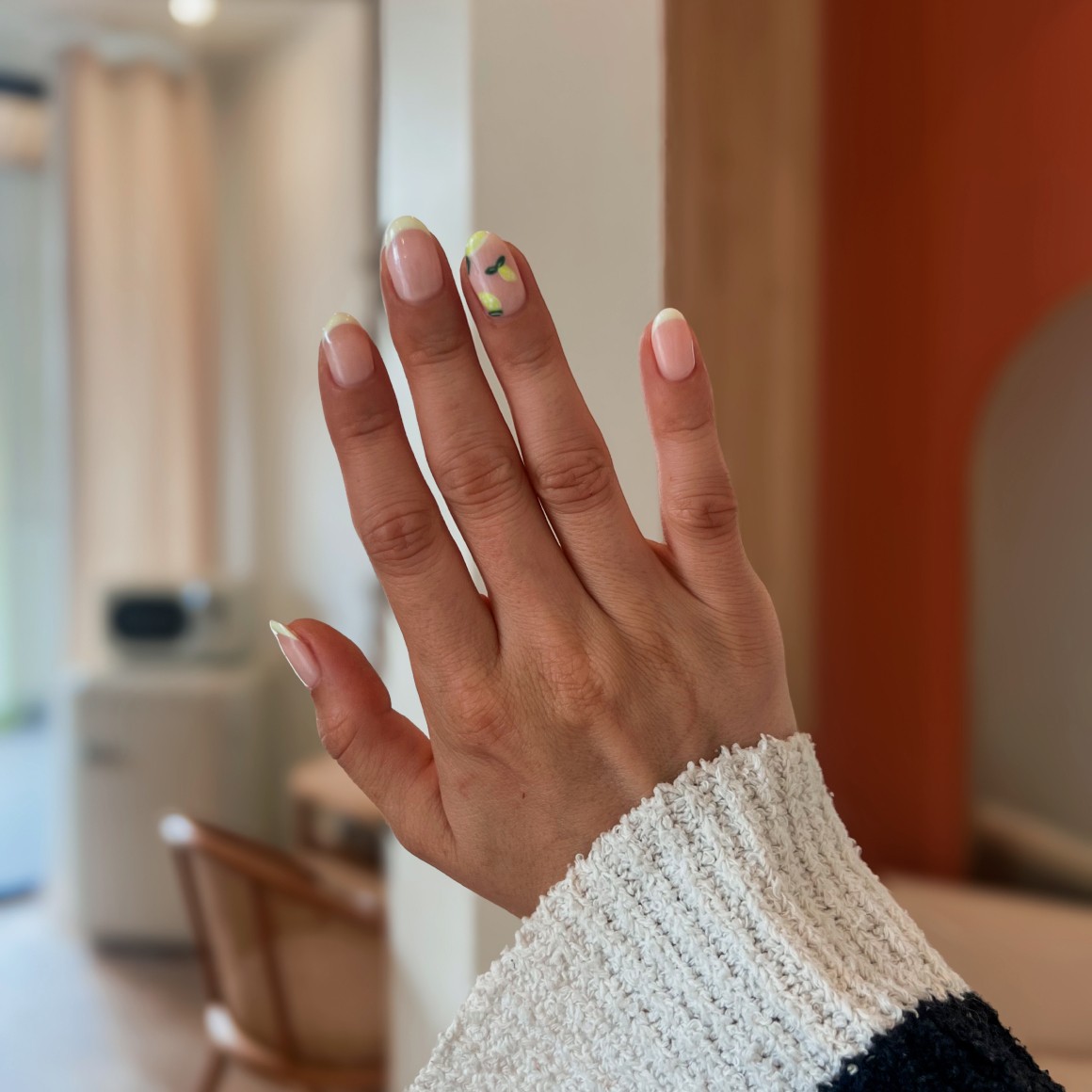 Photo montrant le résultat final d'une manucure et de la pose de verni semi-permanent sur les mains.