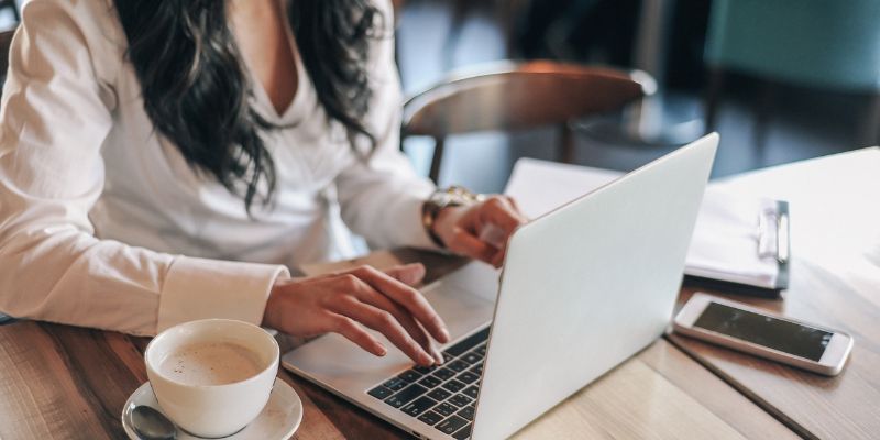 Seorang pemilik perniagaan runcit di Malaysia sedang menaip di komputer riba