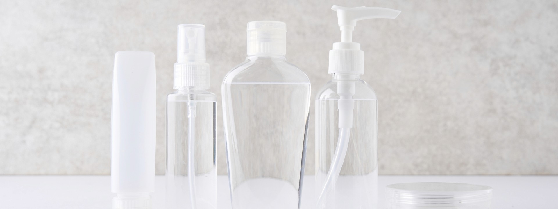 透明の化粧品容器が複数並んでいる画像