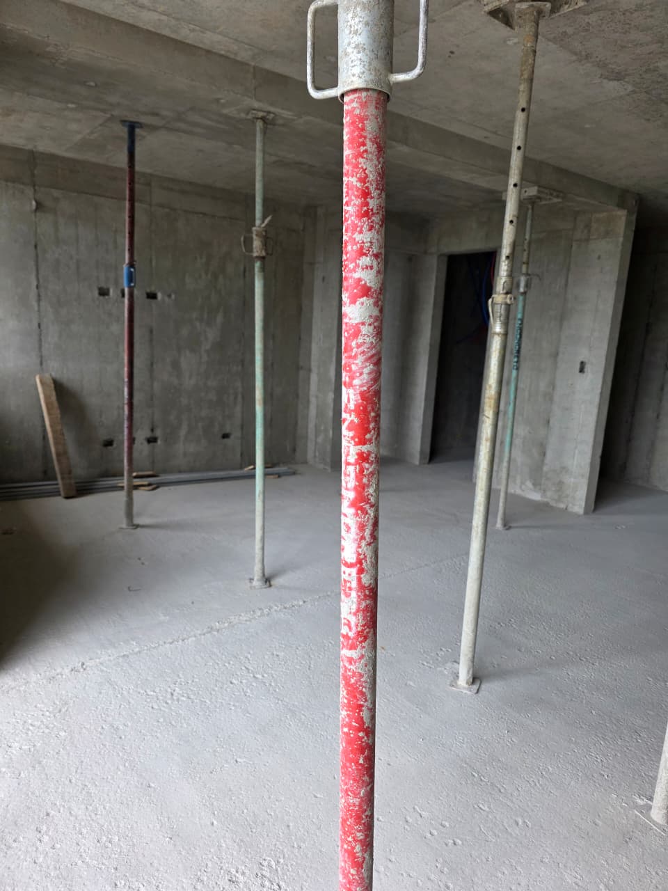 Puntales de construcción instalados en obra en Heredia, Costa Rica