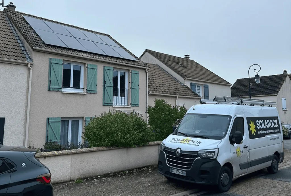 Photo d'une maison en Ile-de-France équipée de panneaux solaires dont l'installation a été faite par Solarock. On voit également un camion Solarock.