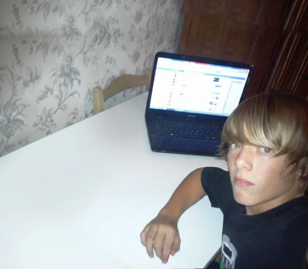 Tommy Serrano adolescent découvrant sa passion pour l’informatique