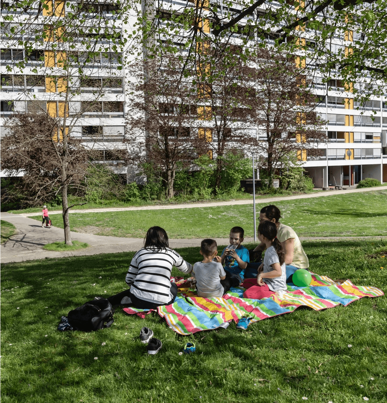 Personen vor dem Gebäude