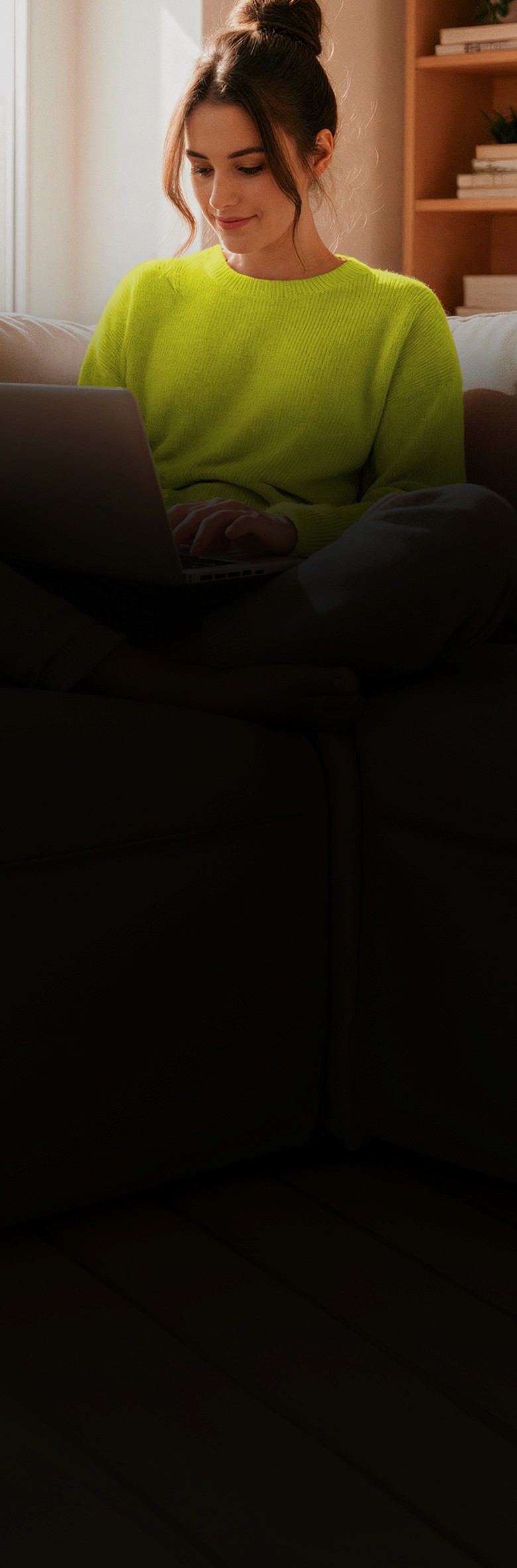 Homem sorridente usando um iphone e headphone