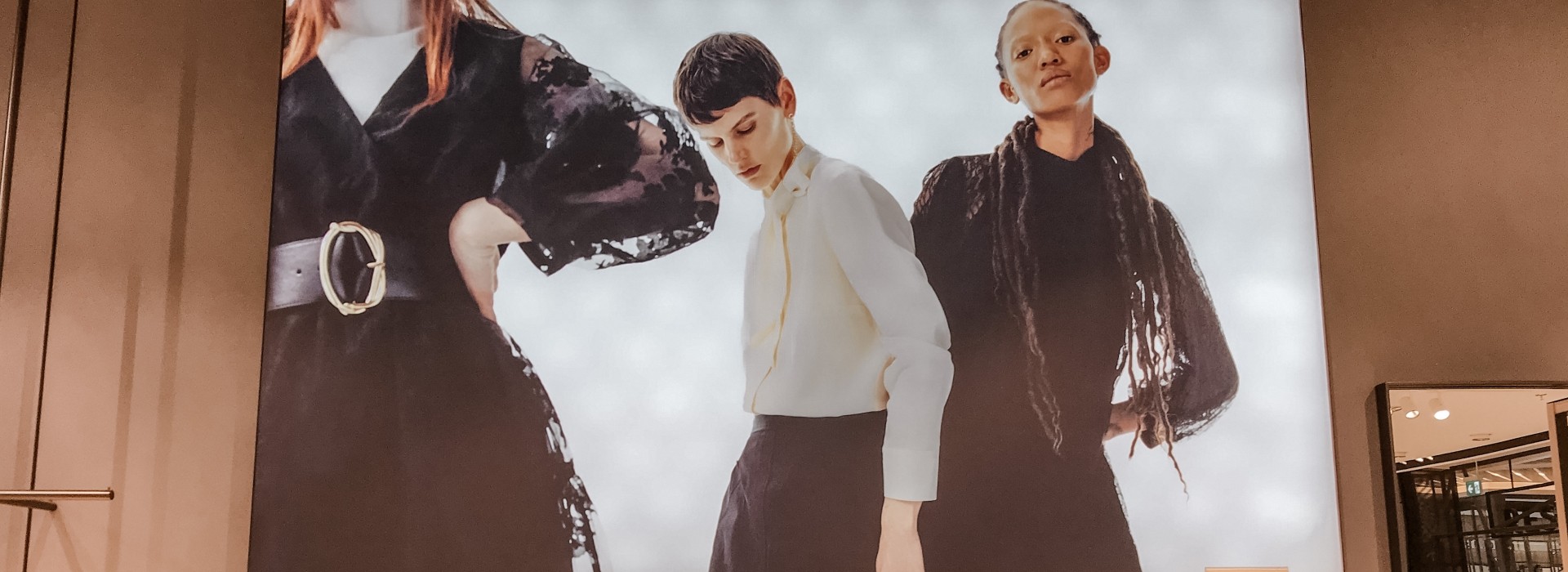 Elementy reklamowe w salonach Reserved SS20