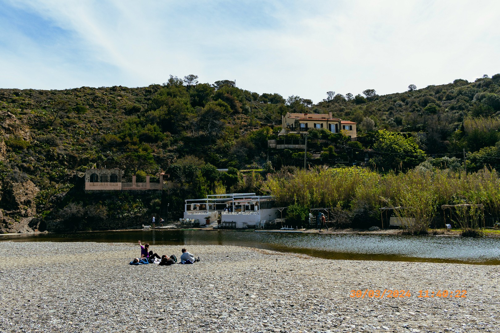 Petite rivière côtière, terrasses au bord de l’eau.