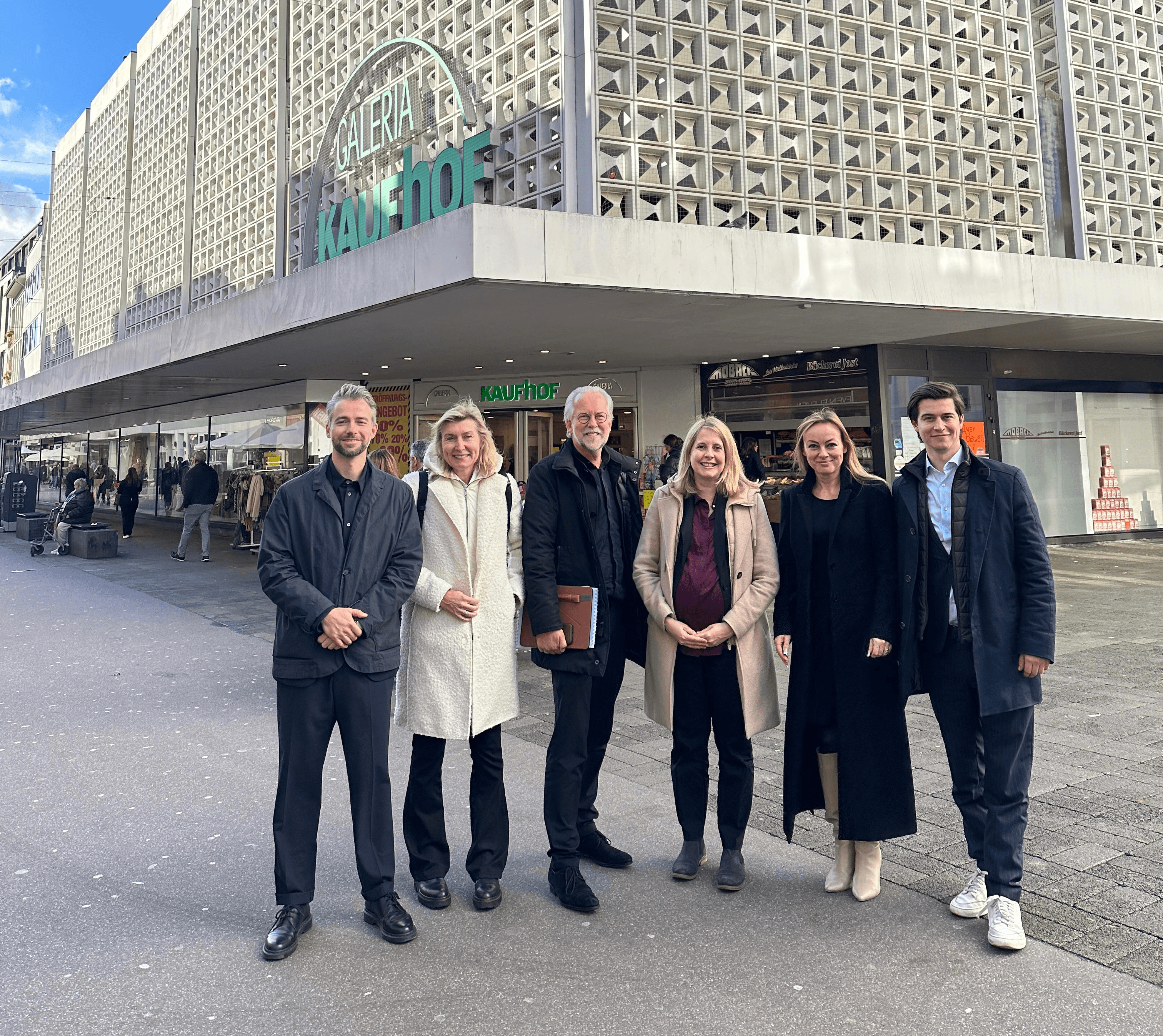 Längliches Wohngebäude mit Klinkerfassade, großen Fenstern und Balkonen über zwei Etagen