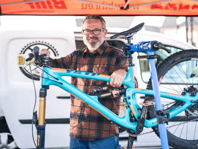 Mécanicien vélo effectuant une révision complète sur un marché du Calvados