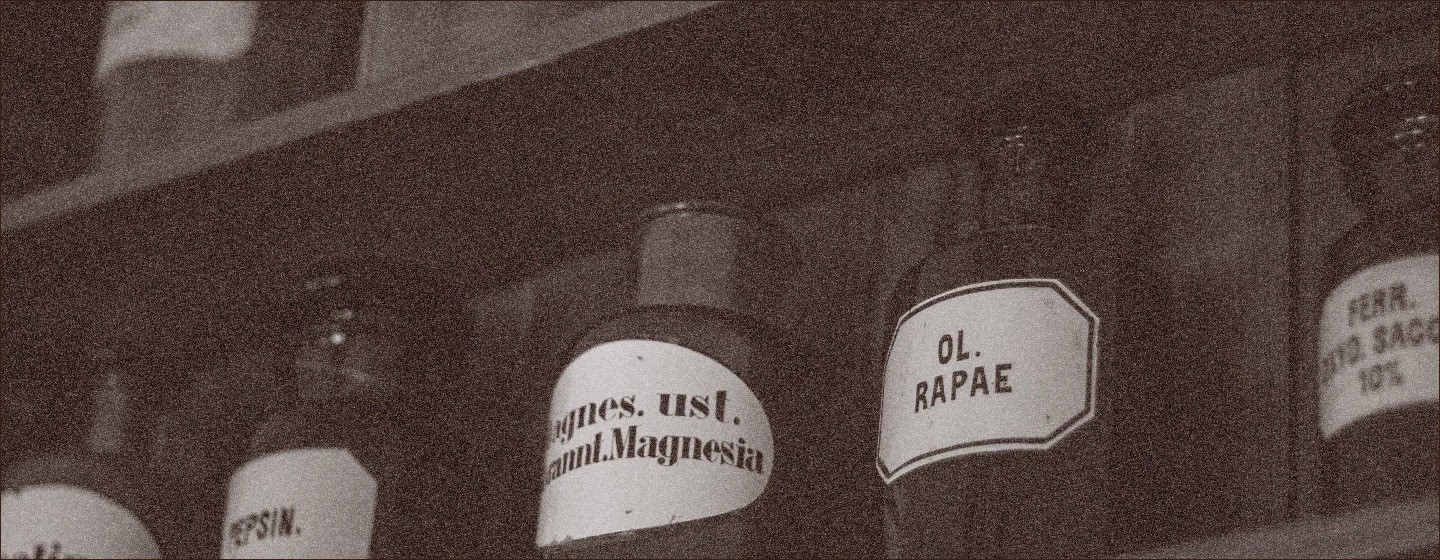 Dawne apteczne butelki z historycznej apteki, dziś element wnętrza Villi Stara Apteka w srebrnej Górze. 