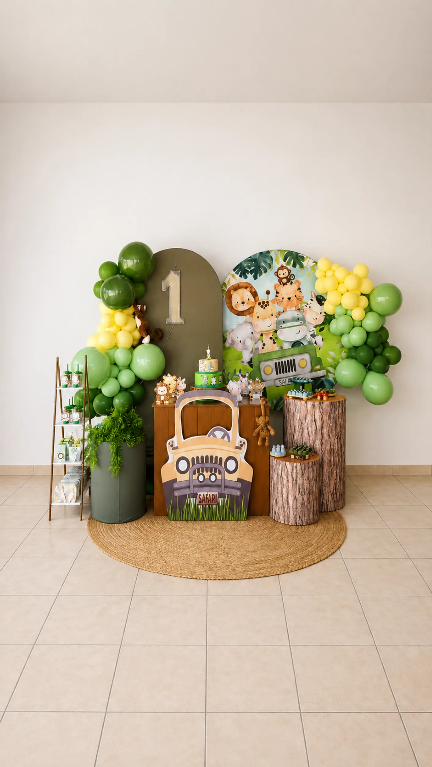Decoração infantil safari com painéis de animais, balões verdes e amarelos, carro decorativo, cilindros amadeirados e elementos de floresta.