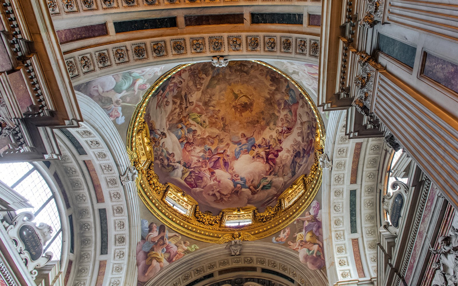 Freski na suficie w kaplicach Brancaccich we Florencji, Włochy, prezentujące wyrafinowane dzieła renesansowej sztuki.