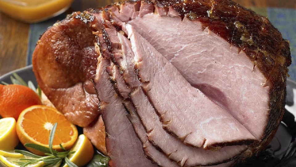 Imagen de mujer disfrutando de una taza de café caliente en la mañana