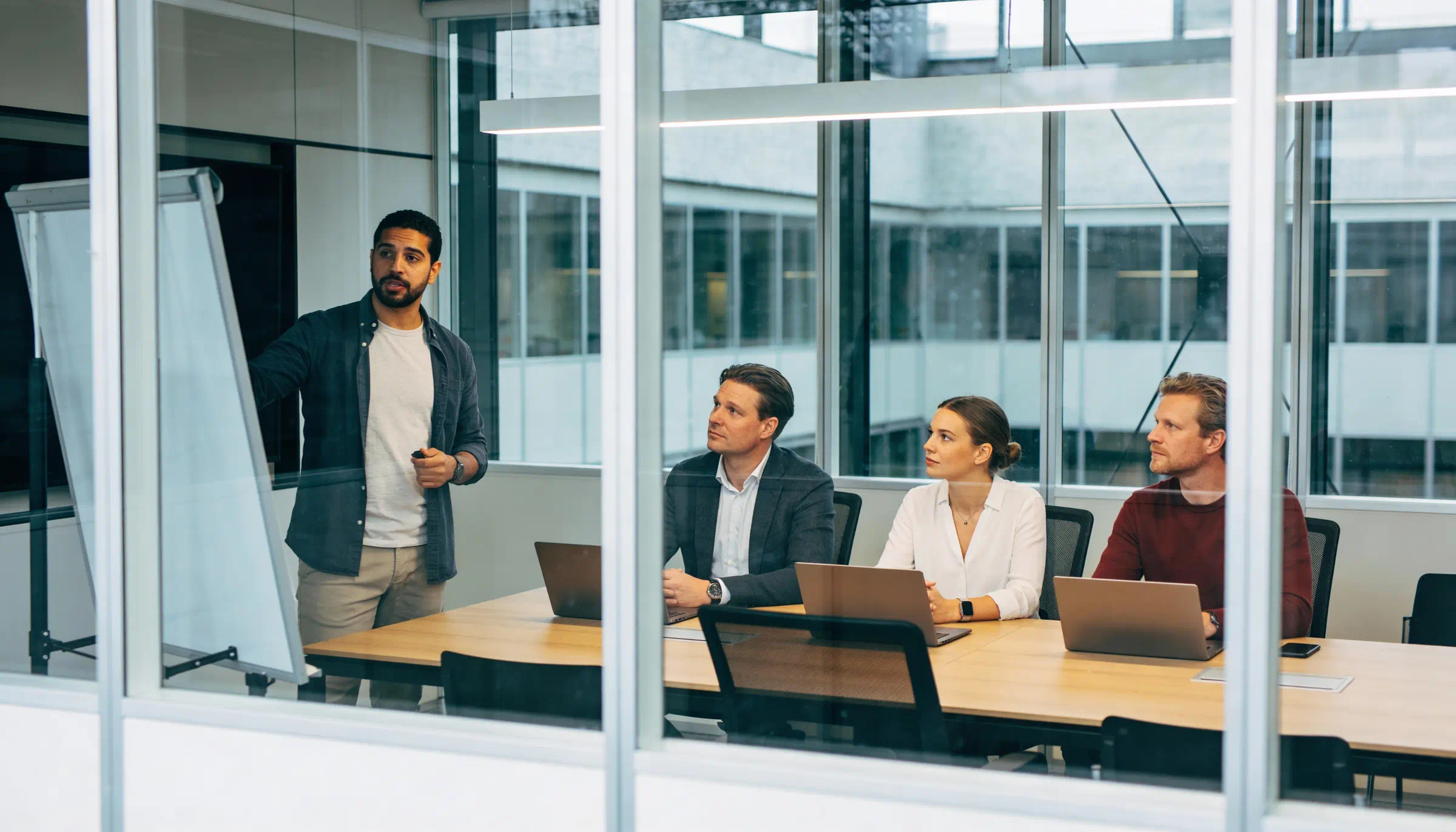 Sales team bespreekt commerciële kansen en opvolging van outbound afspraken