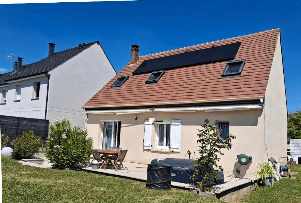Photo d'une maison à Nanteuil-le-Haudouin équipée de panneaux photovoltaïques et d'une batterie virtuelle dont l'installation a été faite par Solarock.