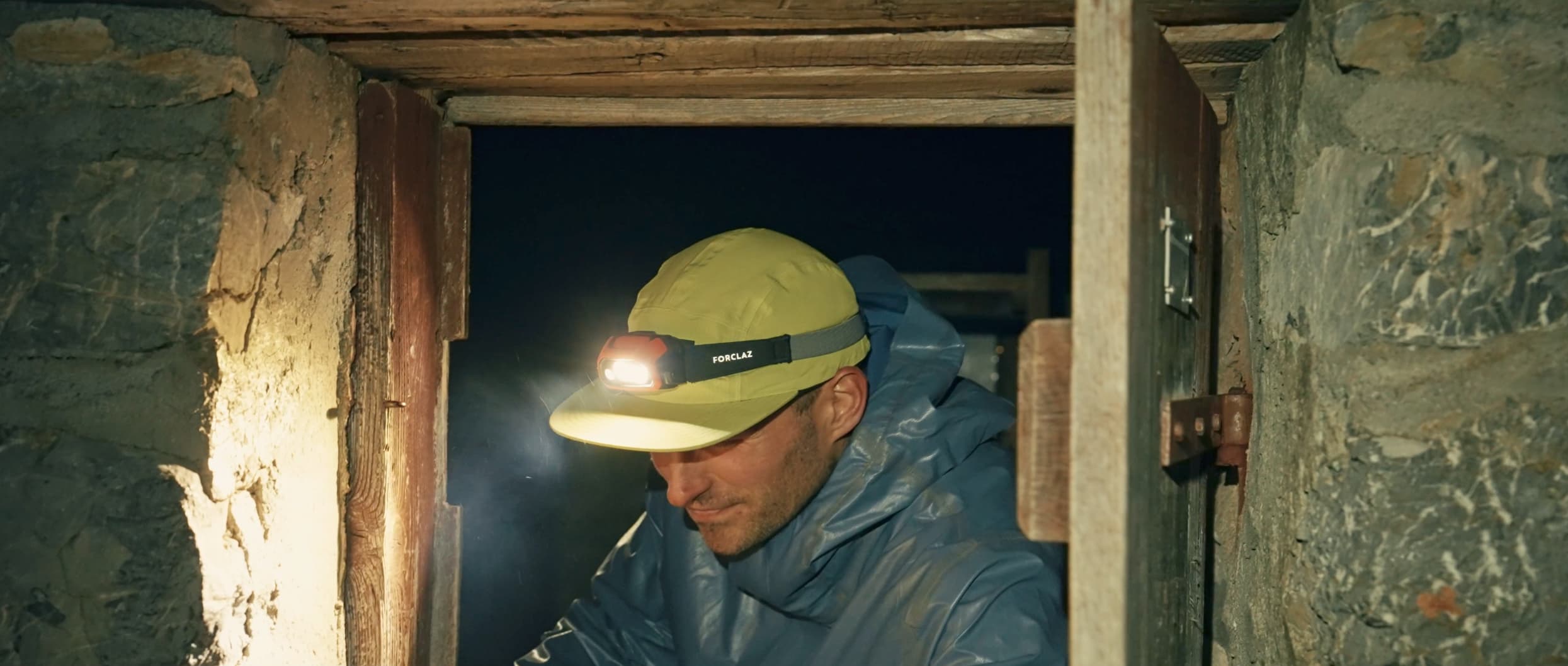 Person stand in front of a red sports oldtimer