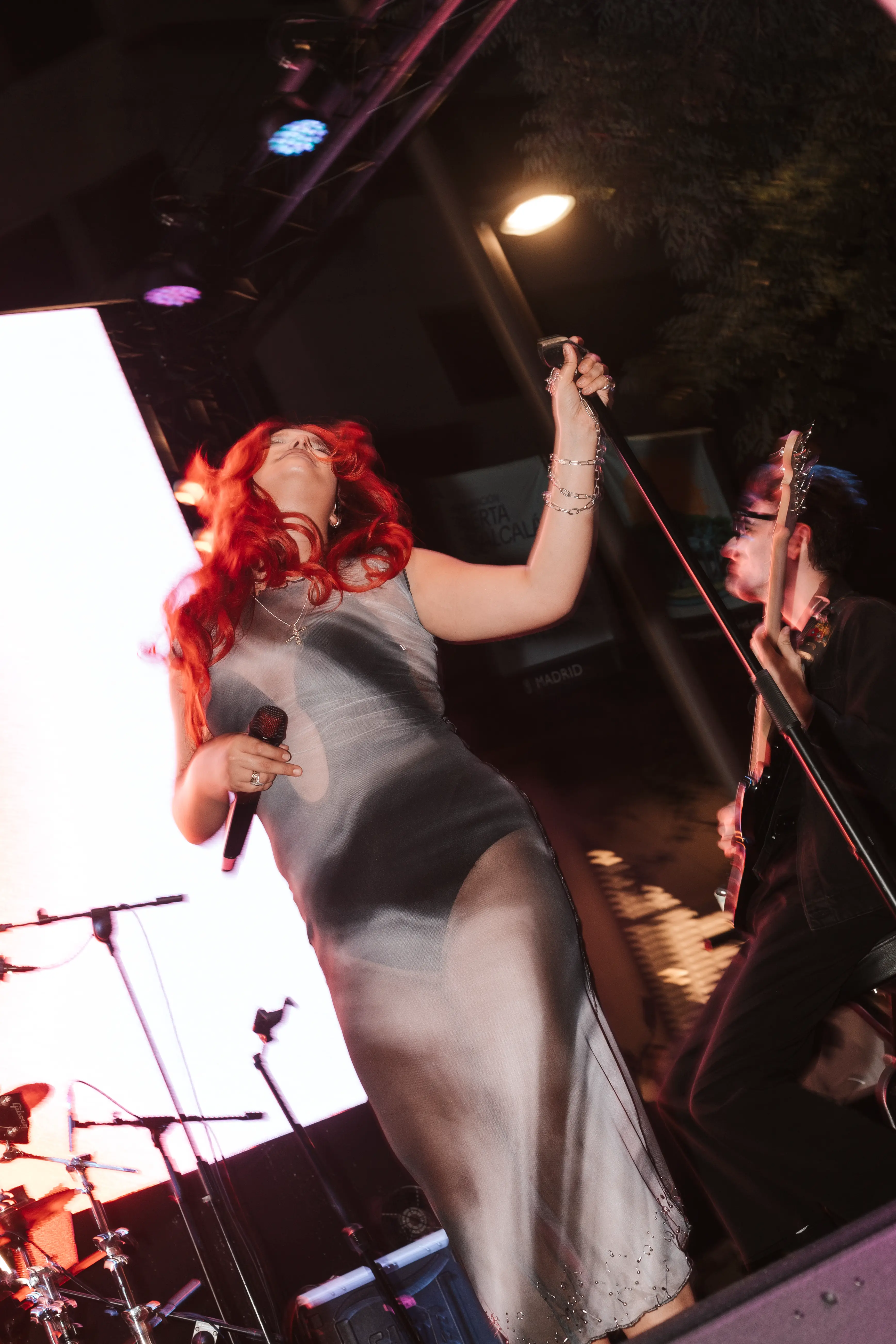 artista mujer en el escenario