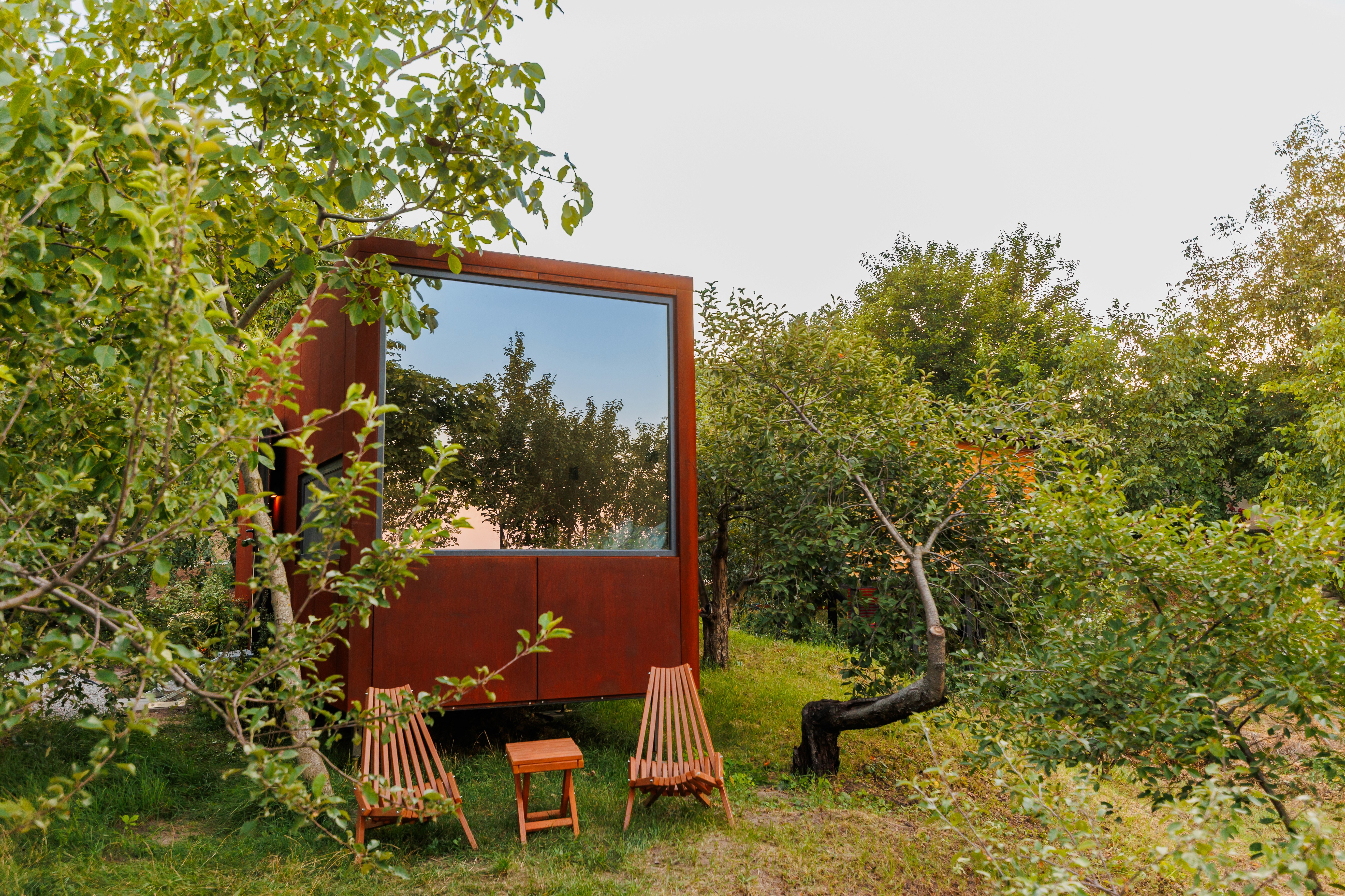 Кемпінг у Київській області з авторськими tiny house з фасадами з Corten-сталі