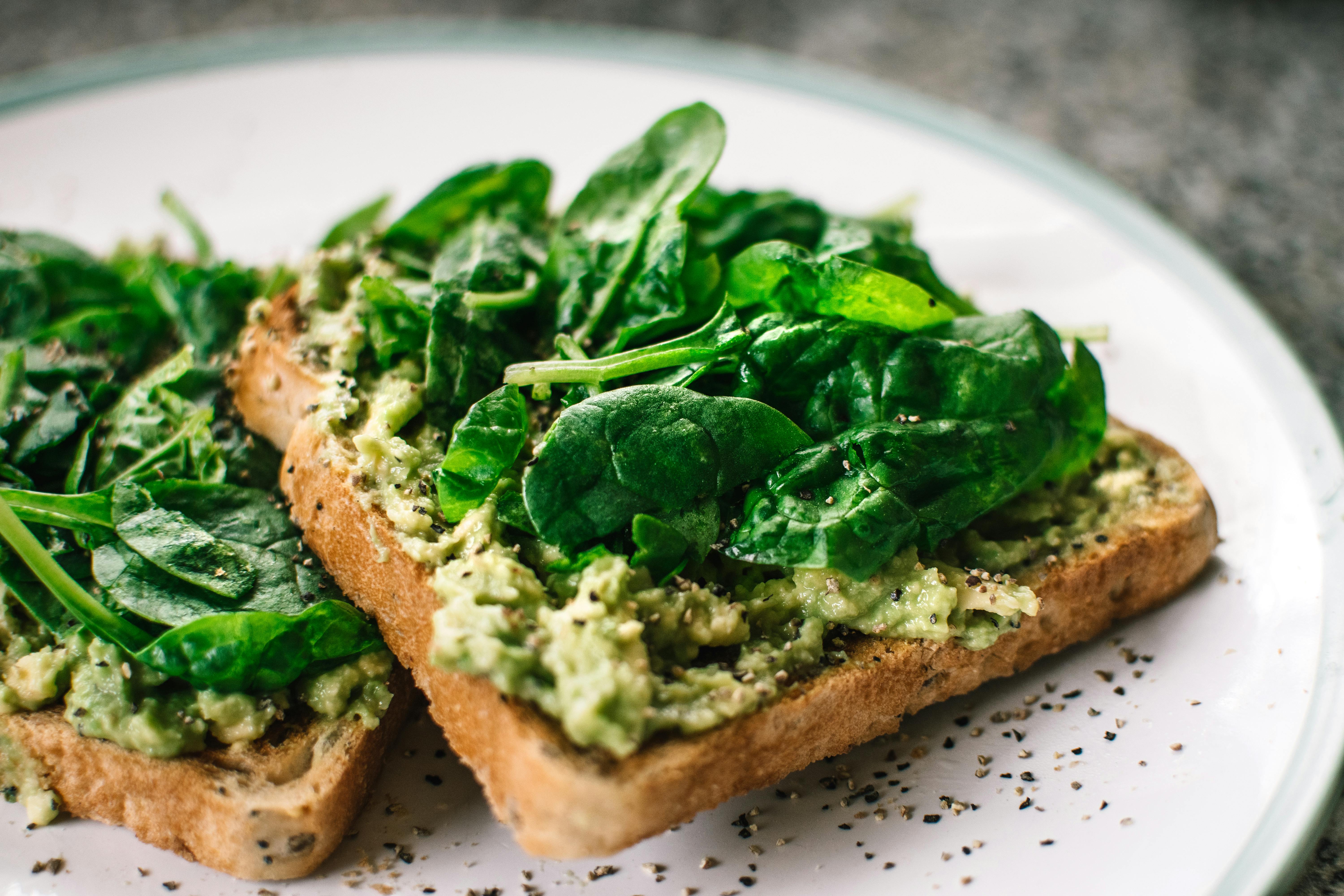 Une tartine avec du pain complet et des épinards