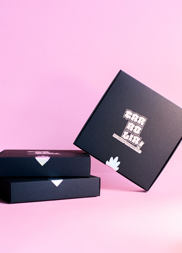 Carte de visite du restaurant Au fil du goût, mettant en avant un design graphique épuré, moderne et élégant. Composition harmonieuse avec typographie claire et identité visuelle cohérente.