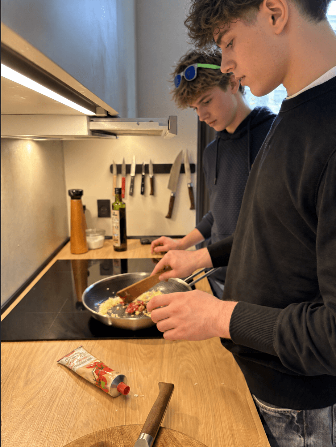 De to fiktive udvekslingsstudenter laver mad sammen