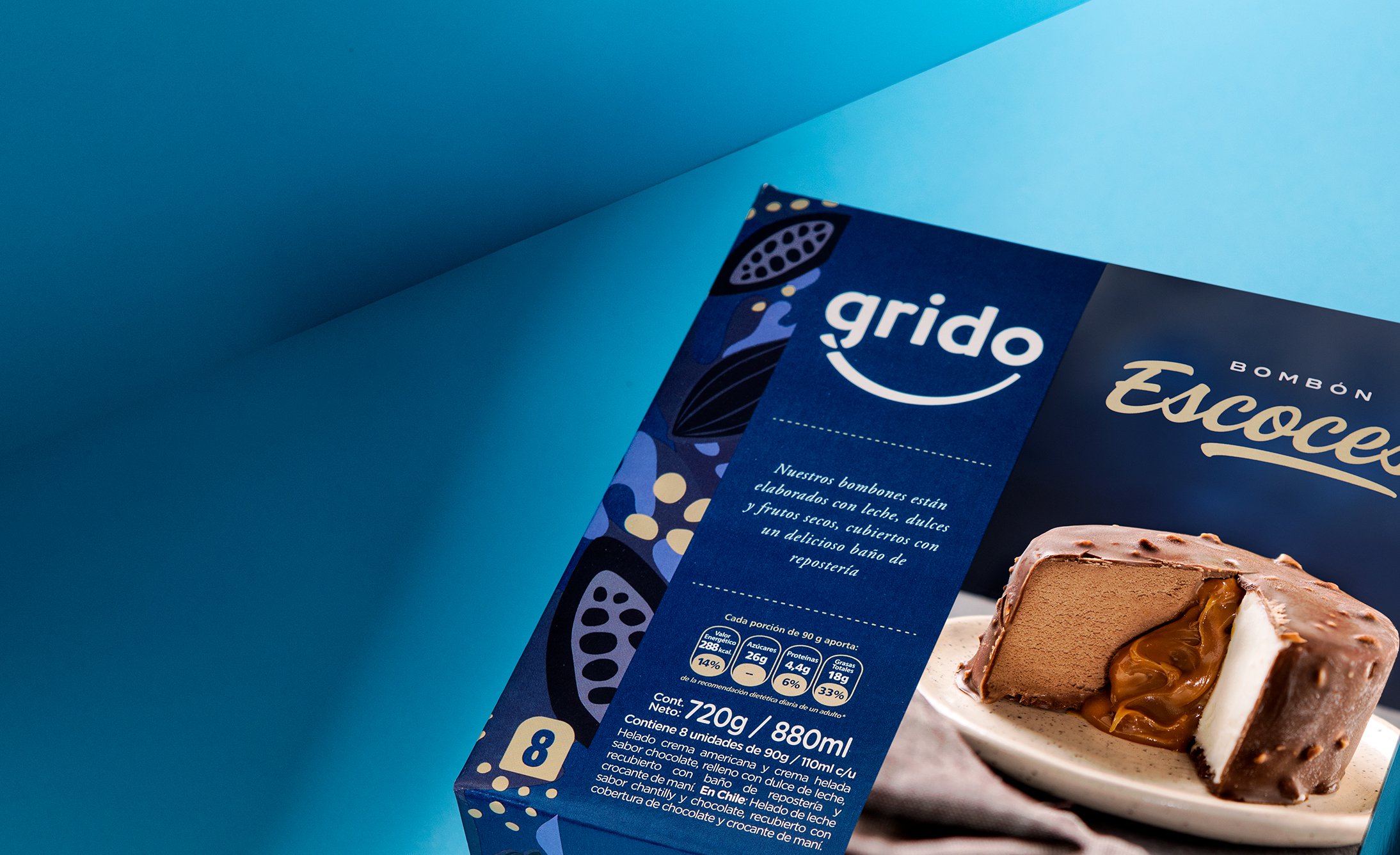 Box of Grido Bombón Escocés ice cream with an image of a chocolate-covered treat on a plate, set against a blue background. Text details flavor and quantity