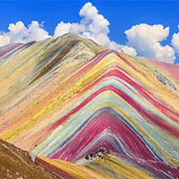 Montanha Colorida do Peru com faixas naturais de cores minerais na Cordilheira dos Andes