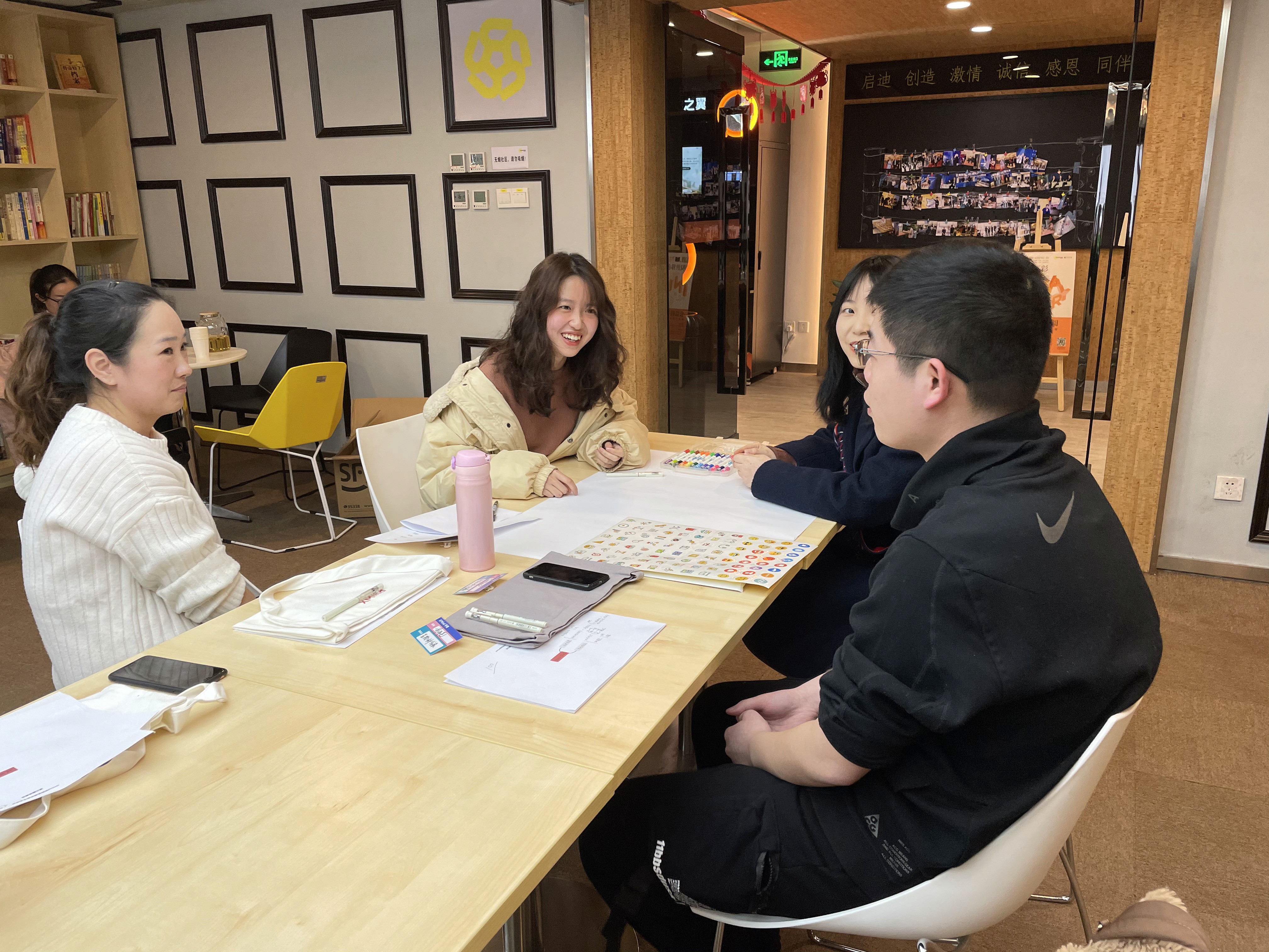 沙龙活动中的同学们