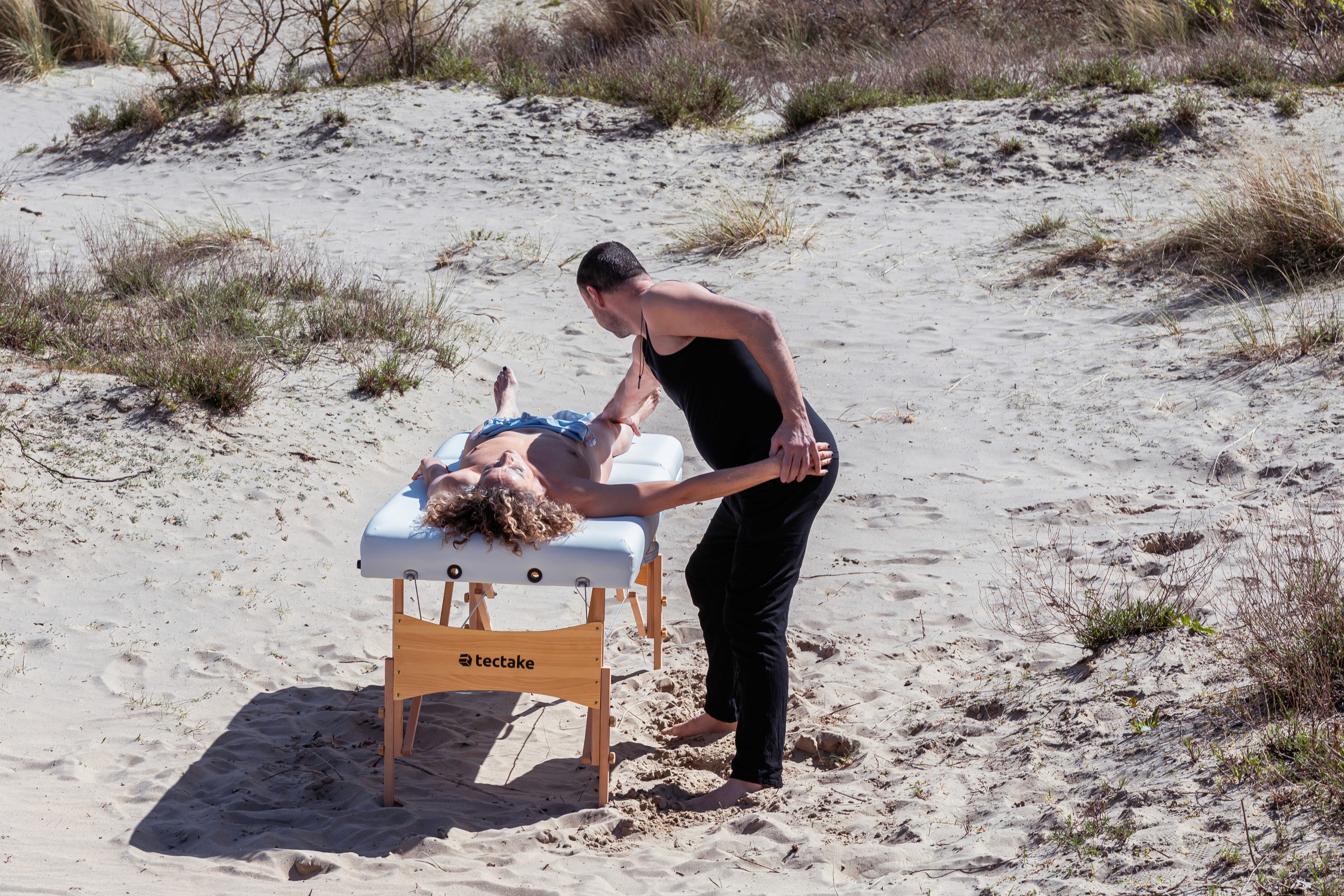 dame op massagetafel in de duinen - lichaamsmassage