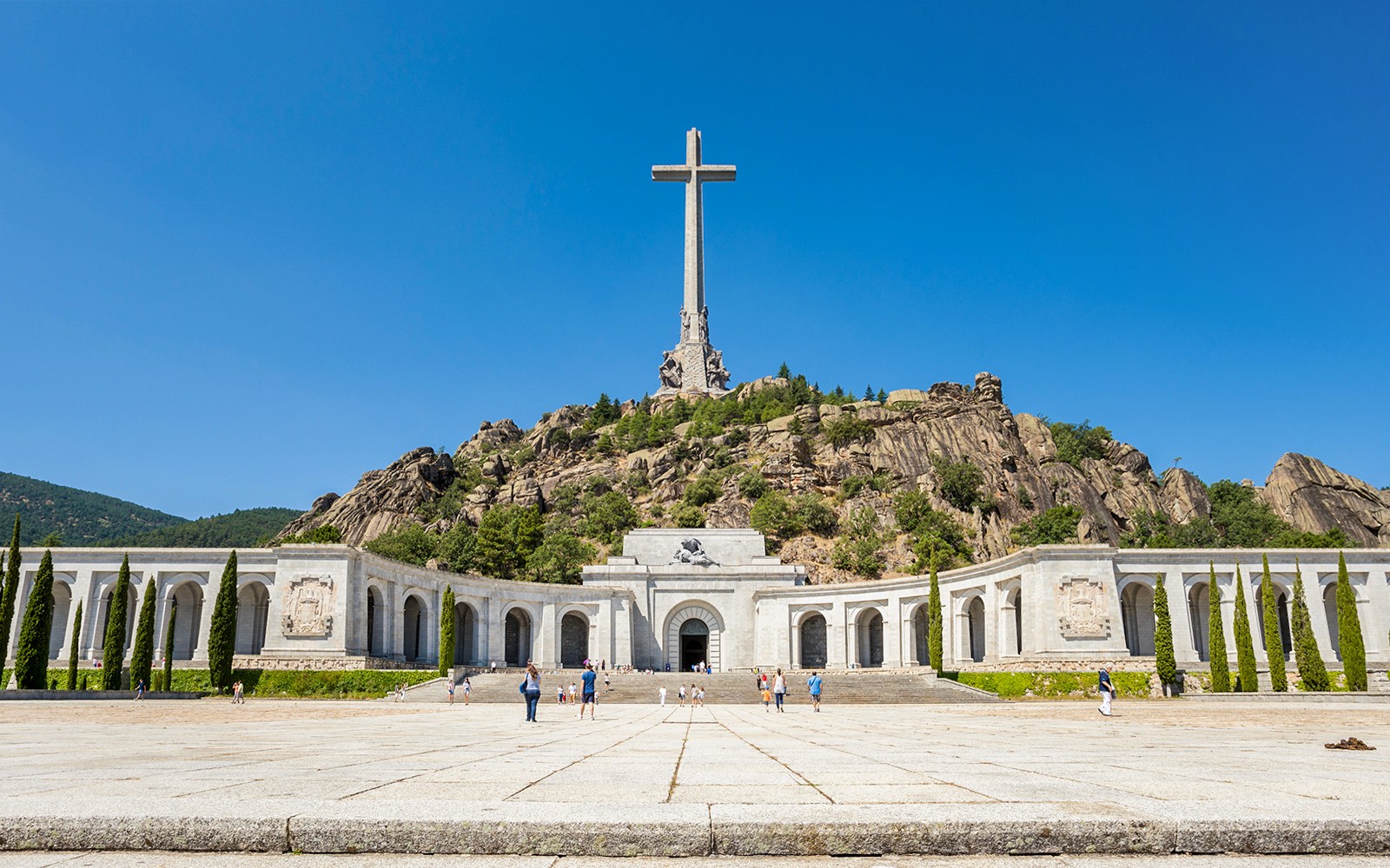 मैड्रिड में घाटी का पतित स्मारक, पृष्ठभूमि में क्रॉस और बेसिलिका के साथ।
