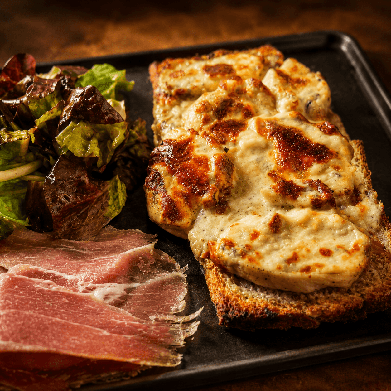 Cassolette au Cantal gratinée avec oignons croustillants et fromage fondu