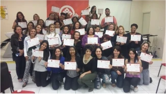 Alunos da Cláudia Matta mostrando o certificado juntos