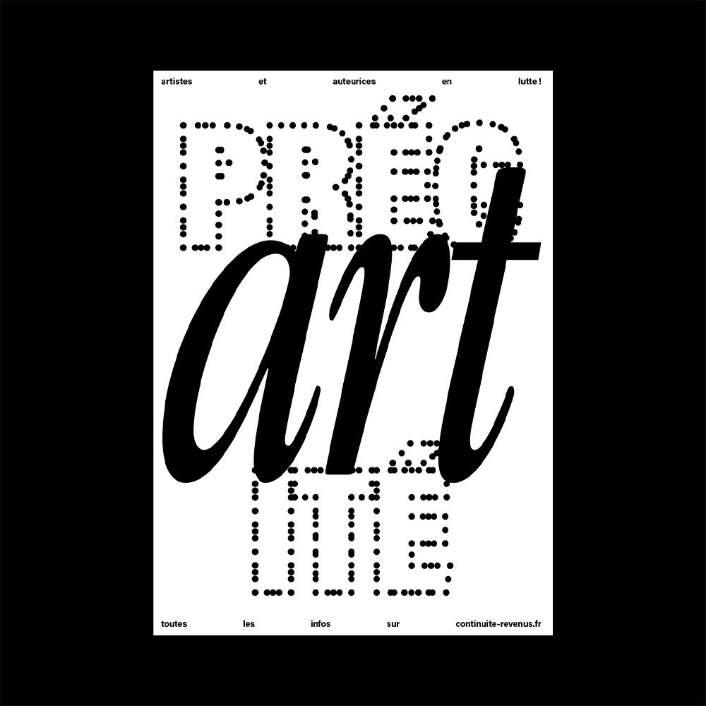 Photographie artistique d'un verre de vin jaune à moitié rempli sur fond dégradé sombre, avec une typographie cursive blanche superposée lisant 'La Percée du Vin', créant une identité visuelle élégante pour un projet œnologique.